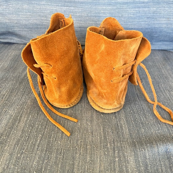 Minnetonka soft sole moccasin. Suede. - Picture 7 of 7